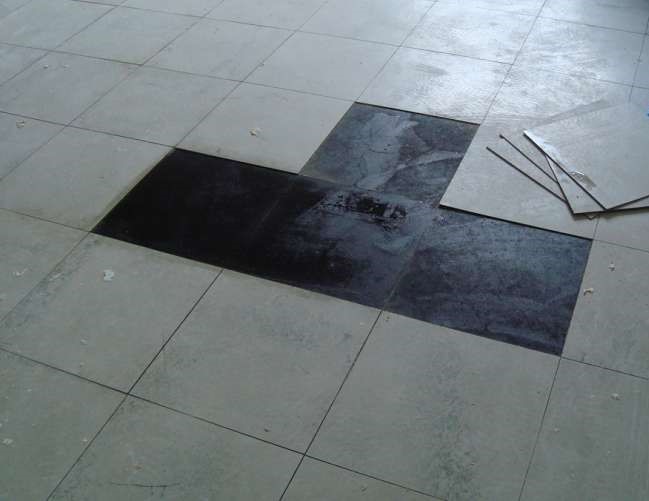 Bodenplatten und freigelegte Klebstoffschicht aus dem Primus-Leistungsbereich Asbestrückbau