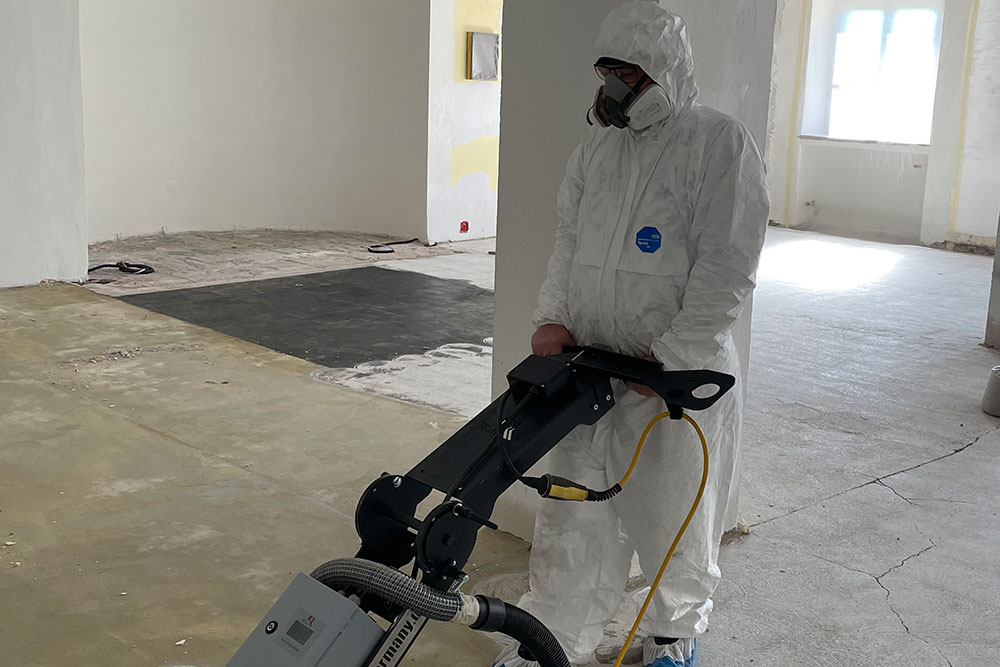 Arbeiten am Boden mit Schutzanzug und Atemschutz aus dem Primus-Leistungsangebot