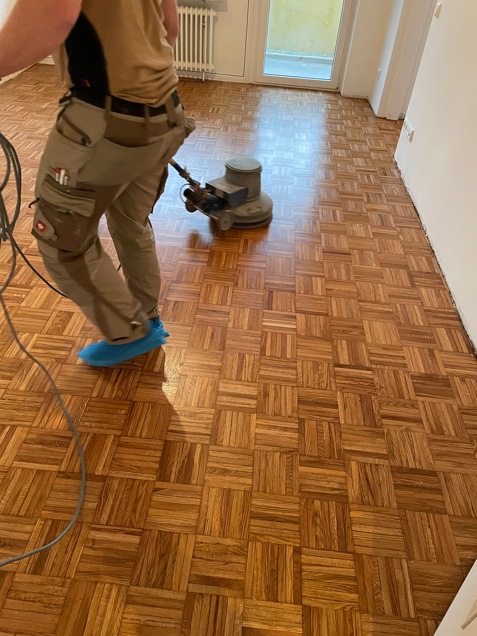 Reinigung und Pflege von Mosaikparkett mit einer Bodenmaschine