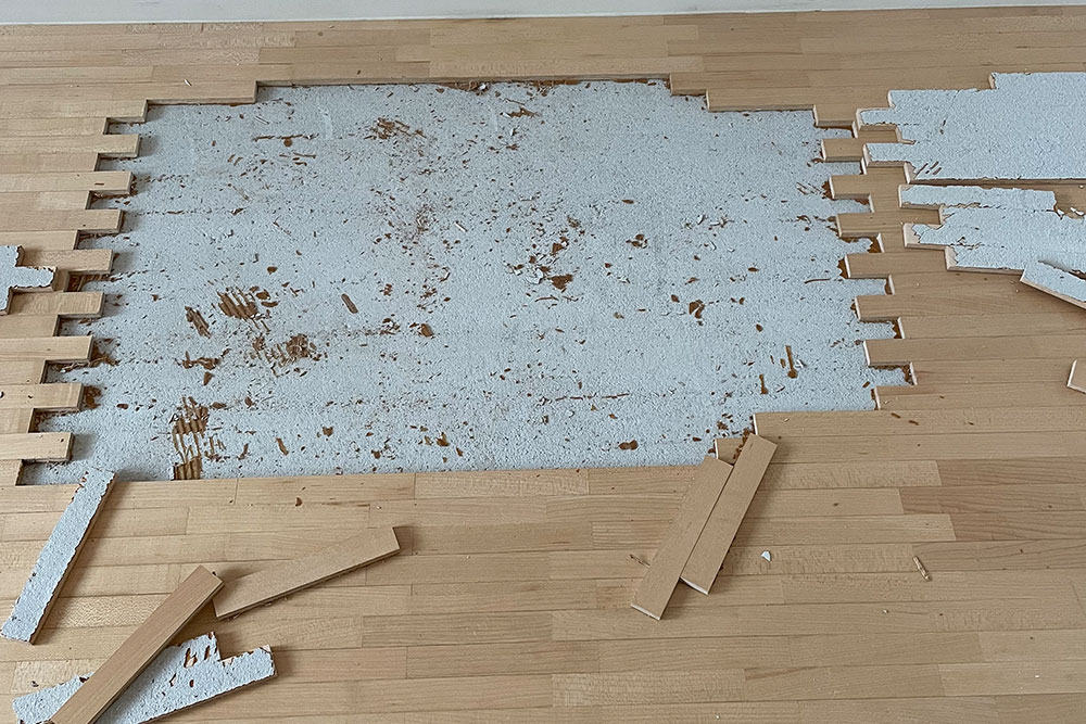 Freigelegte beschädigte Fläche in einem Parkettboden